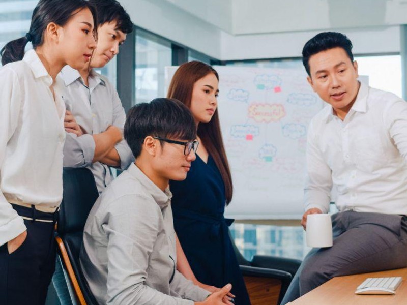 Bàn tay cầm điện thoại với biểu tượng công nghệ tương lai và logo U888, minh họa triển vọng ngành